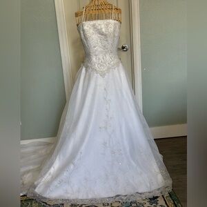David’s Bridal Women’s Size 10 Elegant White Embroidered/Beaded Wedding Dress